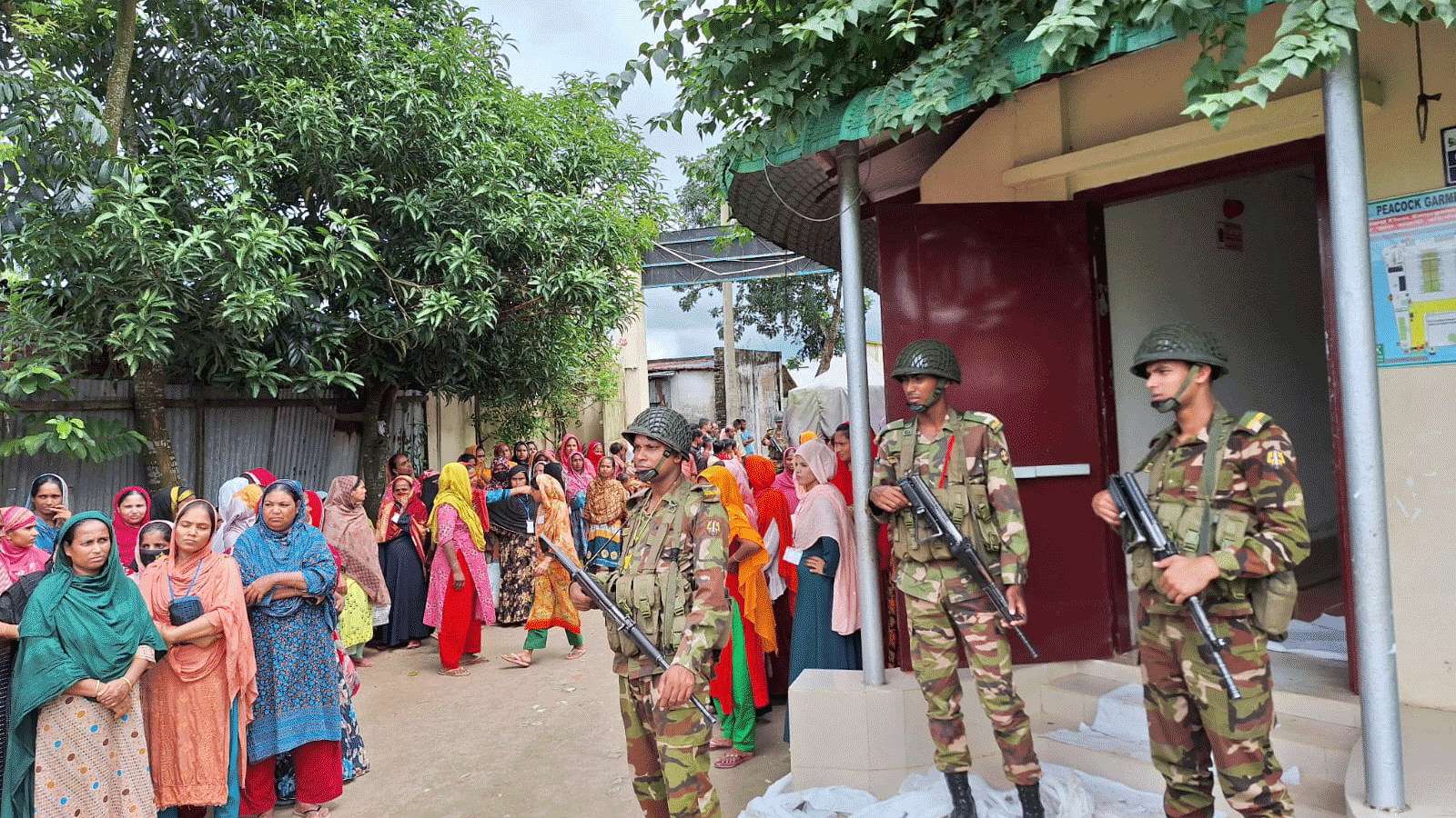 শ্রীপুরে বকেয়া বেতনের দাবিতে সড়কে পোশাকশ্রমিকদের বিক্ষোভ