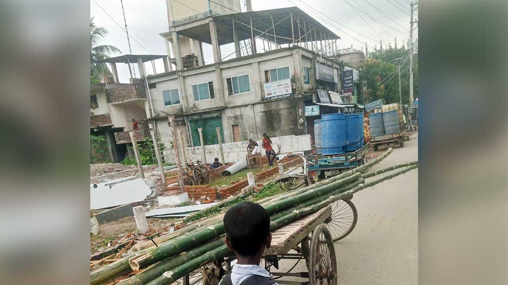 যশোরে স্বাধীনতা চত্বরে তোলা দোকান সরিয়ে নিলেন সেই বিএনপি নেতারা