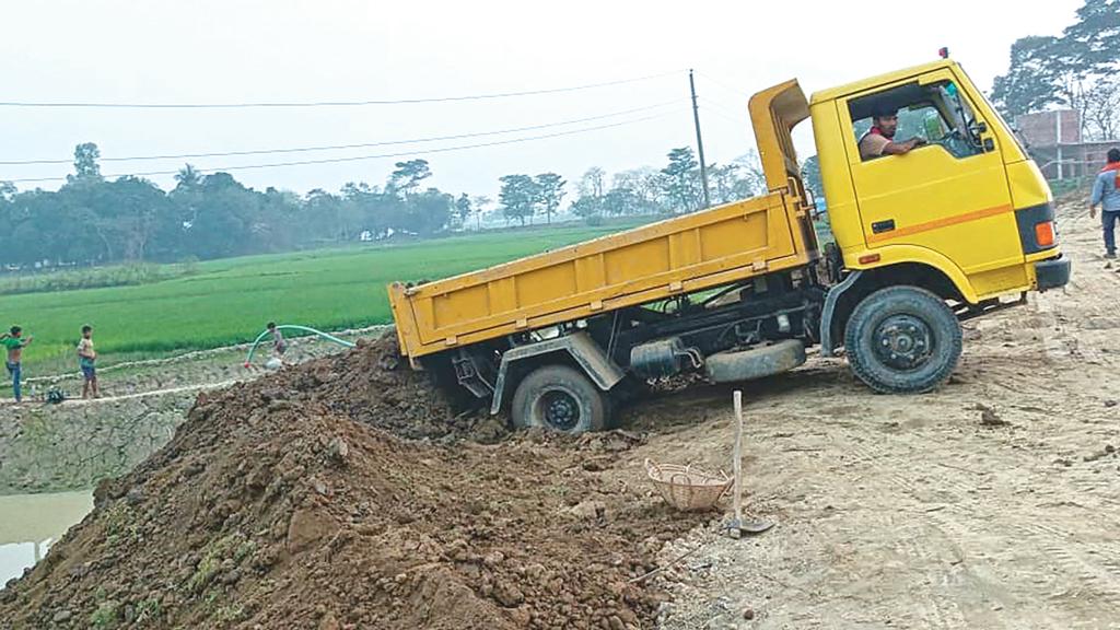 সুনামগঞ্জের হাওর: শেষ হয়নি বাঁধের কাজ মার্চে বৃষ্টির আভাস