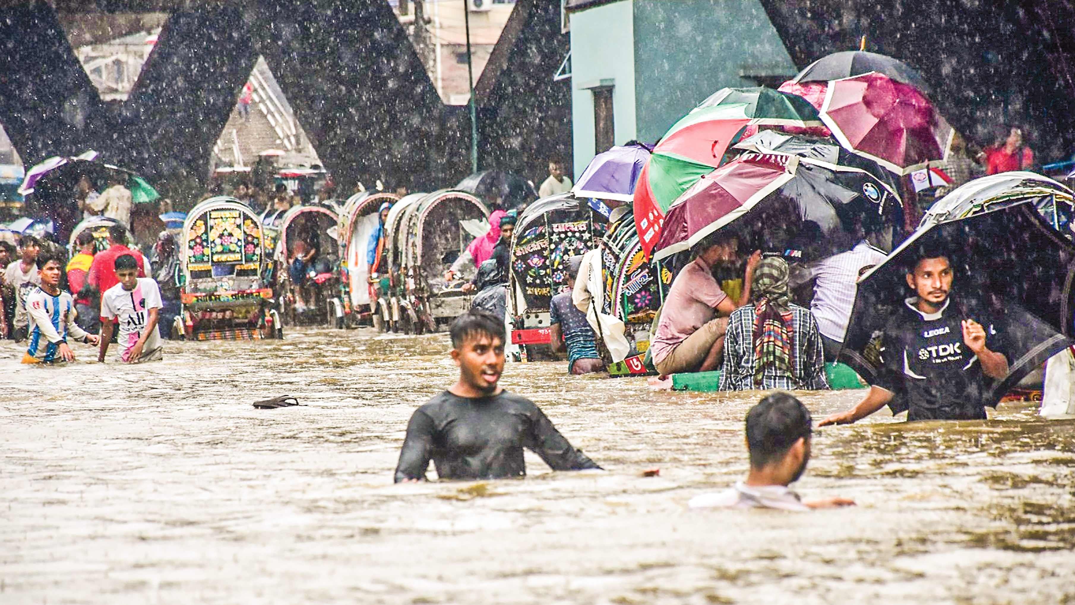 চট্টগ্রামে ডুবেছে রেললাইন পূর্বাঞ্চলের সব ট্রেন বন্ধ