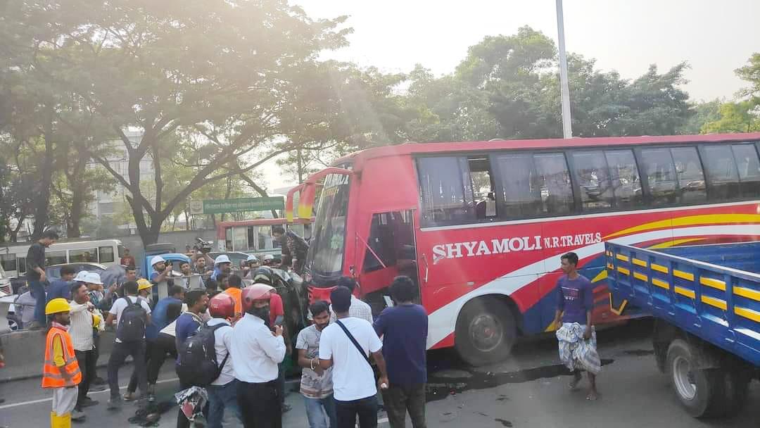 খিলক্ষেতে বাসের ধাক্কায় নিহত ১, আহত ২ 