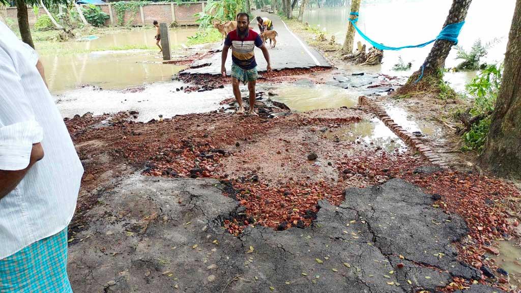 পরশুরামে বন্যার পানি নেমে যাচ্ছে, দৃশ্যমান হচ্ছে ক্ষয়ক্ষতির চিহ্ন