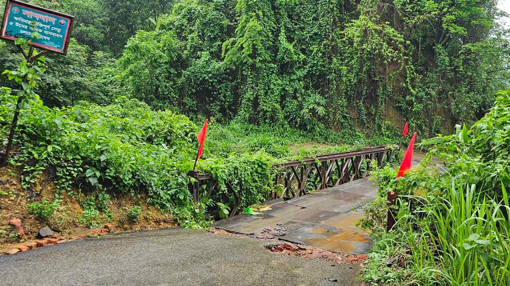 বেইলি ব্রিজের নিচে মাটিধস, রুমা-থানচির দিকে ভারী যান চলাচল বন্ধ