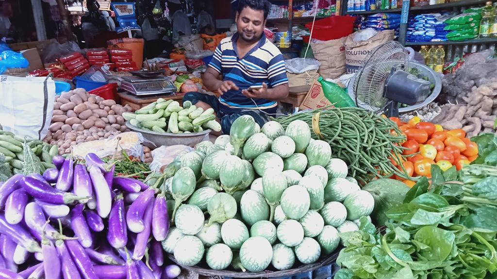 বদলগাছির বাজারে বেগুনে সেঞ্চুরি