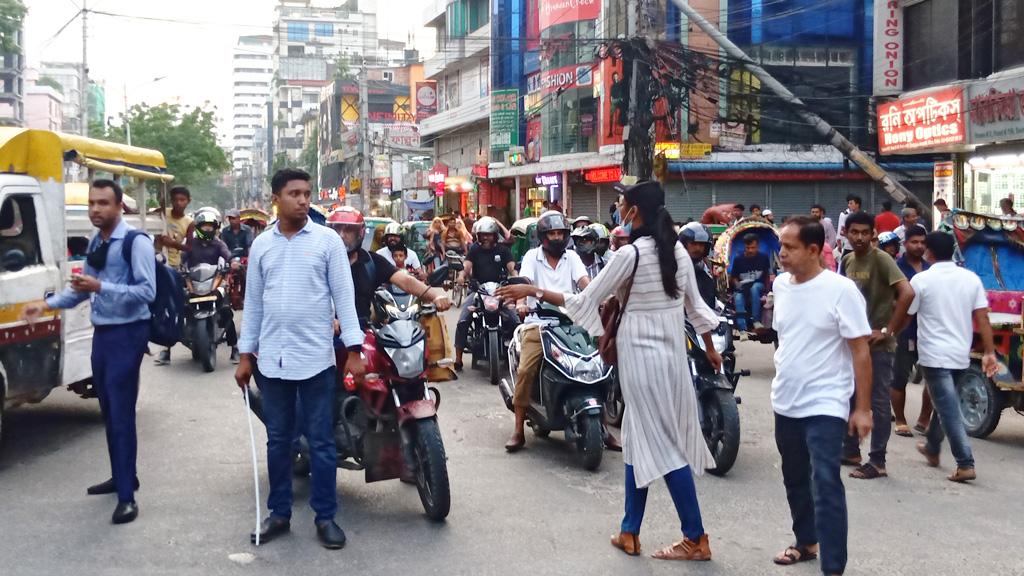 রাজধানীর উত্তরায় যানজট নিরসনে কাজ করেছেন শিক্ষার্থীরা