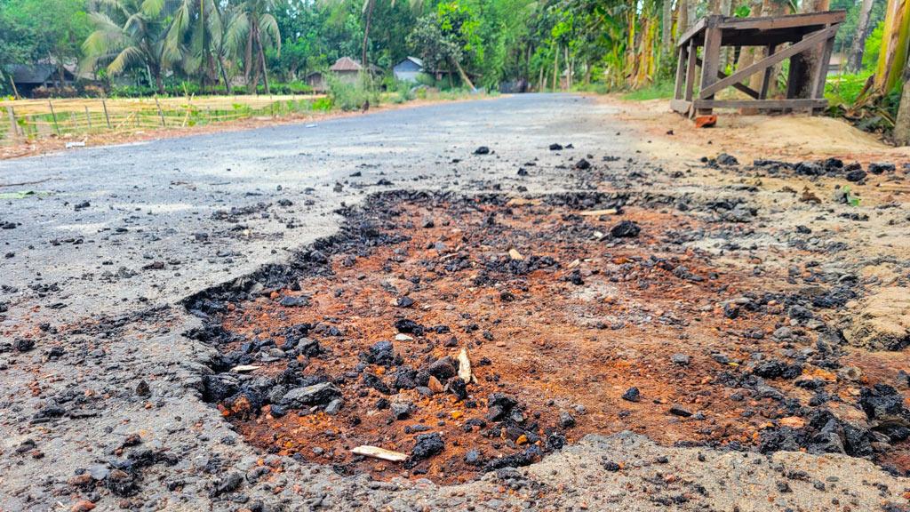 ১০ দিন না যেতেই উঠে যাচ্ছে কোটি টাকার সড়কের পিচ