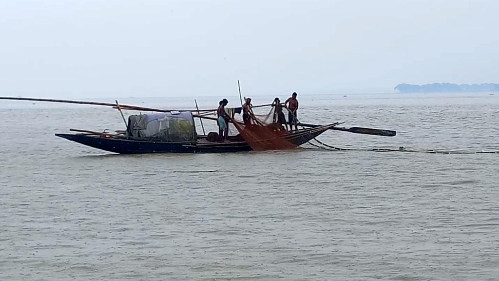 মেঘনায় মাছ আহরণ: নৌ পুলিশের বিরুদ্ধে জেলেদের হয়রানির অভিযোগ