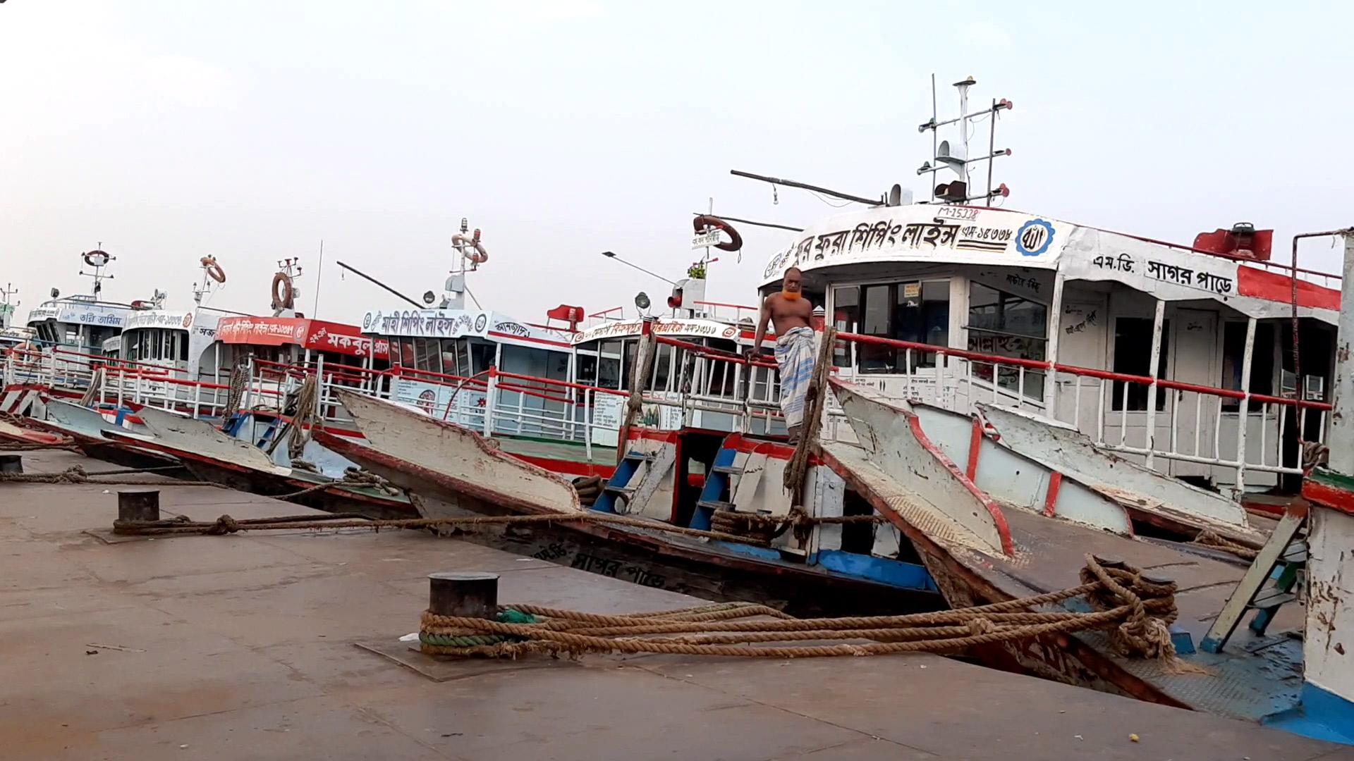 যাত্রীর অভাবে বন্ধ লঞ্চ, যানবাহন ছাড়াই পদ্মা পাড়ি দিল ফাঁকা ফেরি