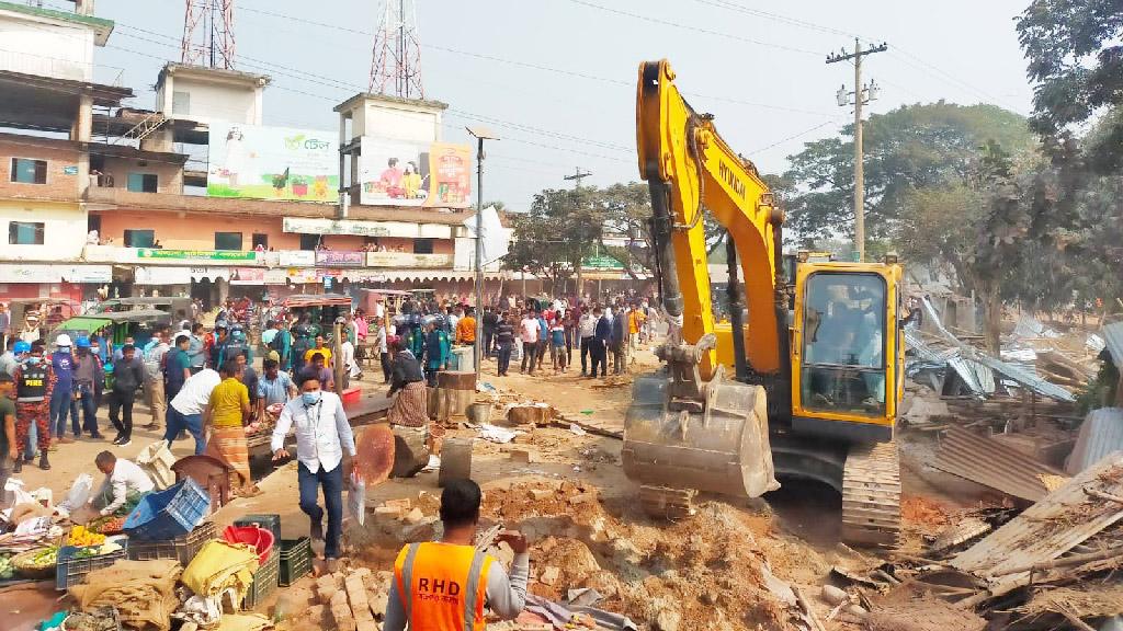 পবায় ৫০টি অবৈধ স্থাপনা উচ্ছেদ