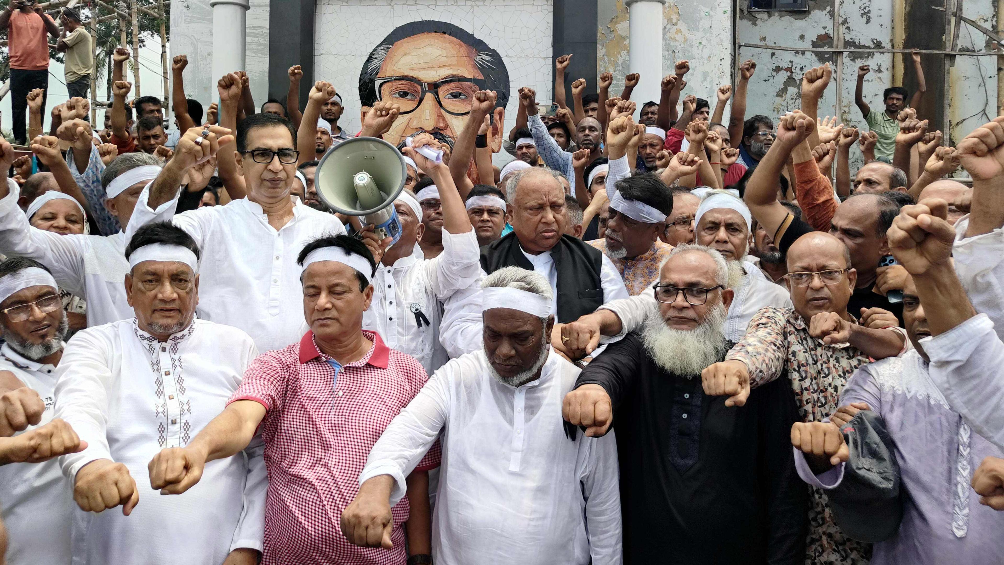 মাথায় কাফনের কাপড়, হাতে লাঠি নিয়ে শেখ হাসিনাকে ফিরিয়ে আনার শপথ