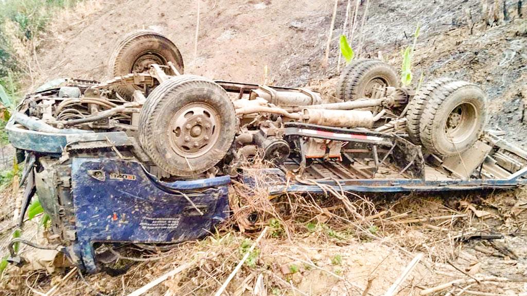 সাজেকে ট্রাক খাদে পড়ে নিহত ৯ জনের লাশ স্বজনদের কাছে হস্তান্তর