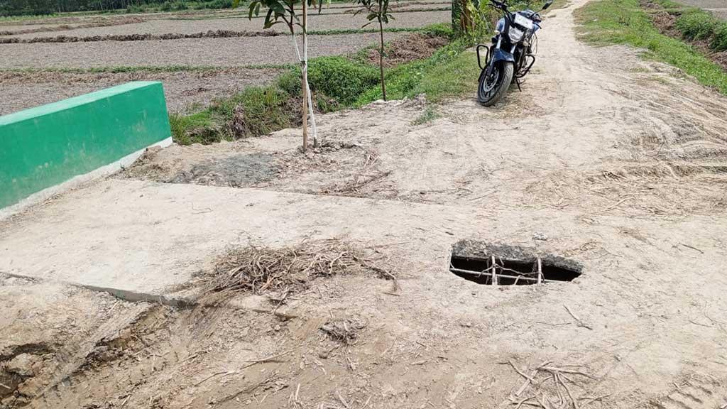 সিরাজদিখানে কালভার্ট নির্মাণের মাস পেরোতেই ভেঙে গর্ত 