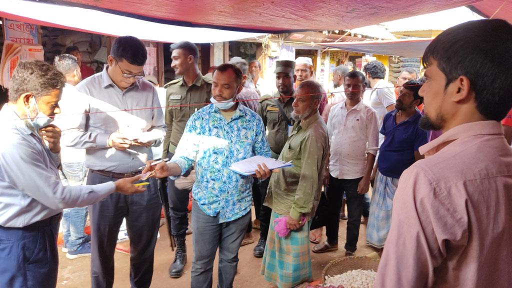 ব্রাহ্মণপাড়ায় বেশি দামে পেঁয়াজ বিক্রি করায় দুজনকে জরিমানা