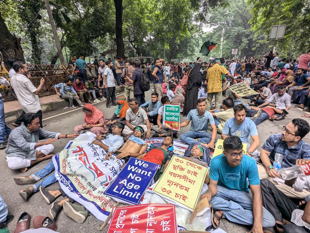 প্রধান উপদেষ্টার বাসভবনের সামনে চাকরির আবেদনে ৩৫ প্রত্যাশীদের অবস্থান, টিয়ার শেল নিক্ষেপ 