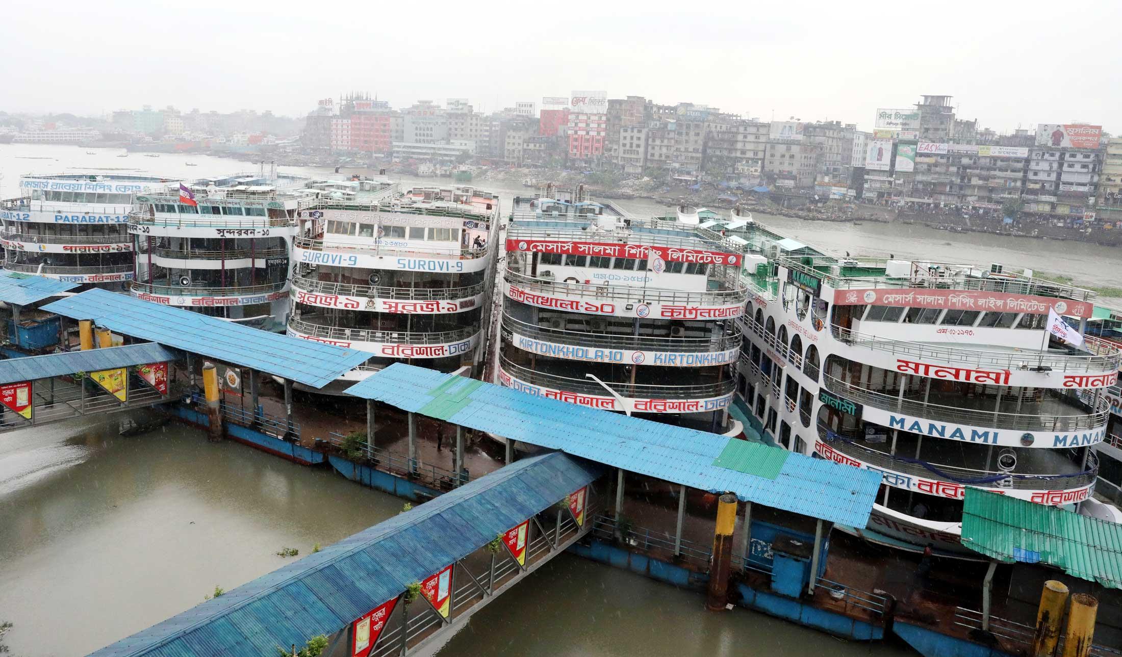 সদরঘাটে লঞ্চের কর্মীদের ওপর কুলিদের হামলা