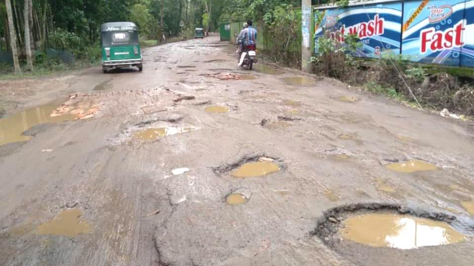 খানাখন্দে বাড়ে ভোগান্তি ভাড়াও দিতে হয় দ্বিগুণ