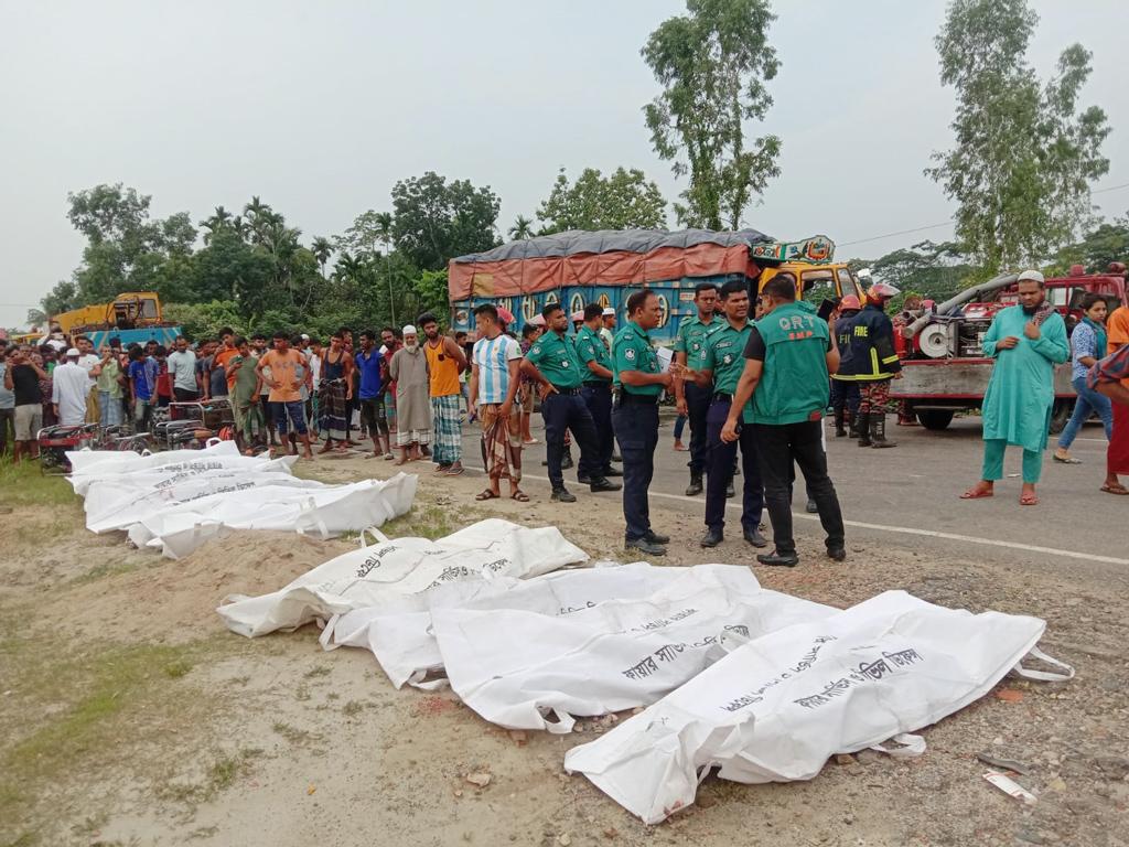 সিলেটে সড়ক দুর্ঘটনায় নিহতদের প্রত্যেক পরিবারকে ২০ হাজার টাকা দেবে প্রশাসন