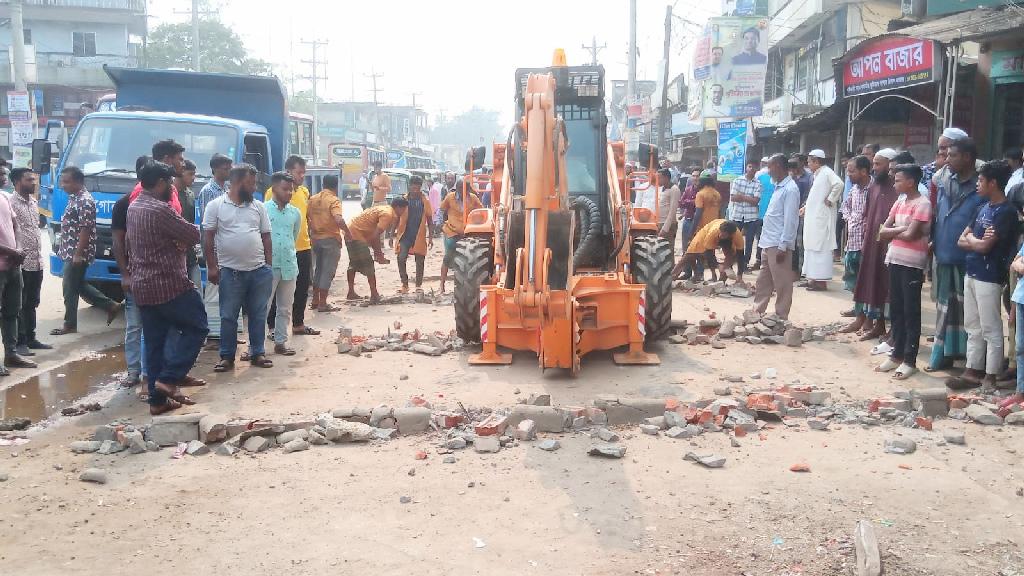 গোলাপগঞ্জে অর্ধশতাধিক অবৈধ স্থাপনা উচ্ছেদ