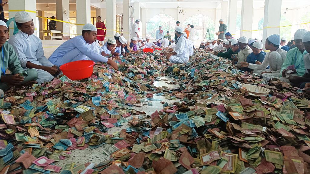 পাগলা মসজিদের দানবাক্সে রেকর্ড ২৭ বস্তা টাকা, চলছে গণনা