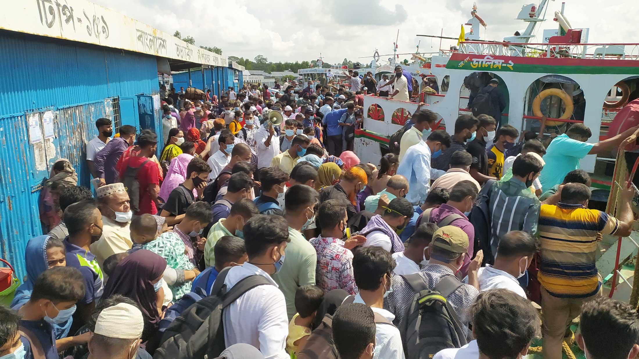 বৈরী আবহাওয়ায় শিমুলিয়া-বাংলাবাজার নৌরুটে লঞ্চ চলাচল বন্ধ 