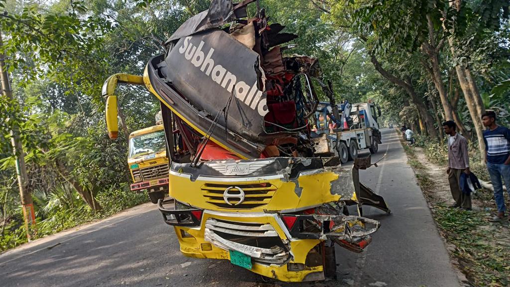 গেল বছর সড়কে ঝরেছে তিন শতাধিক প্রাণ