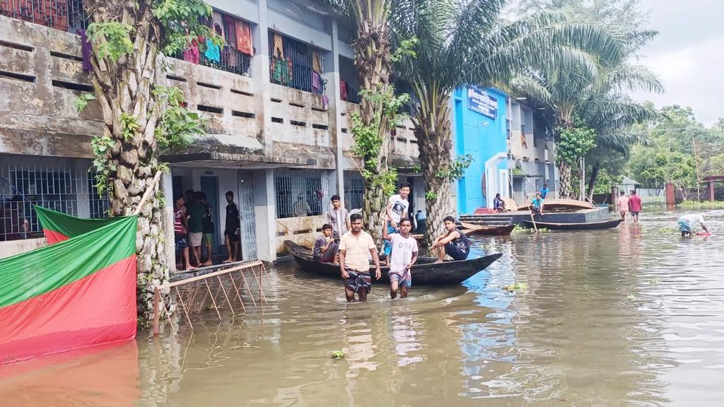 বিপৎসীমার নিচে গোমতির পানি, দুর্ভোগে ডাকাতিয়া পাড়ের বাসিন্দারা