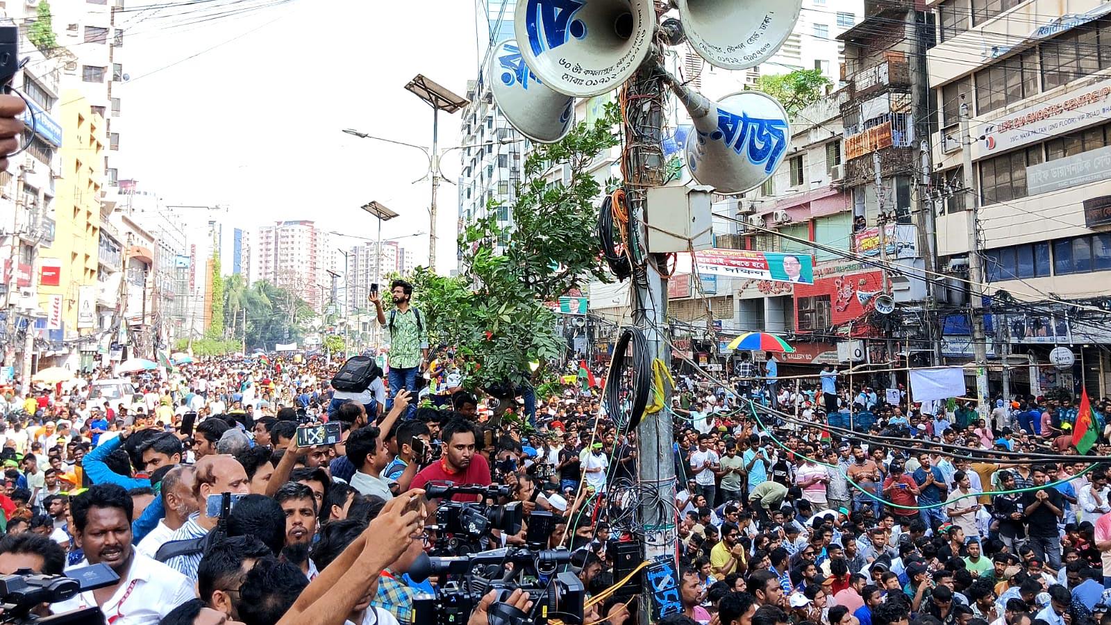 নয়াপল্টনে বিএনপির সমাবেশে নেতা-কর্মীদের ঢল