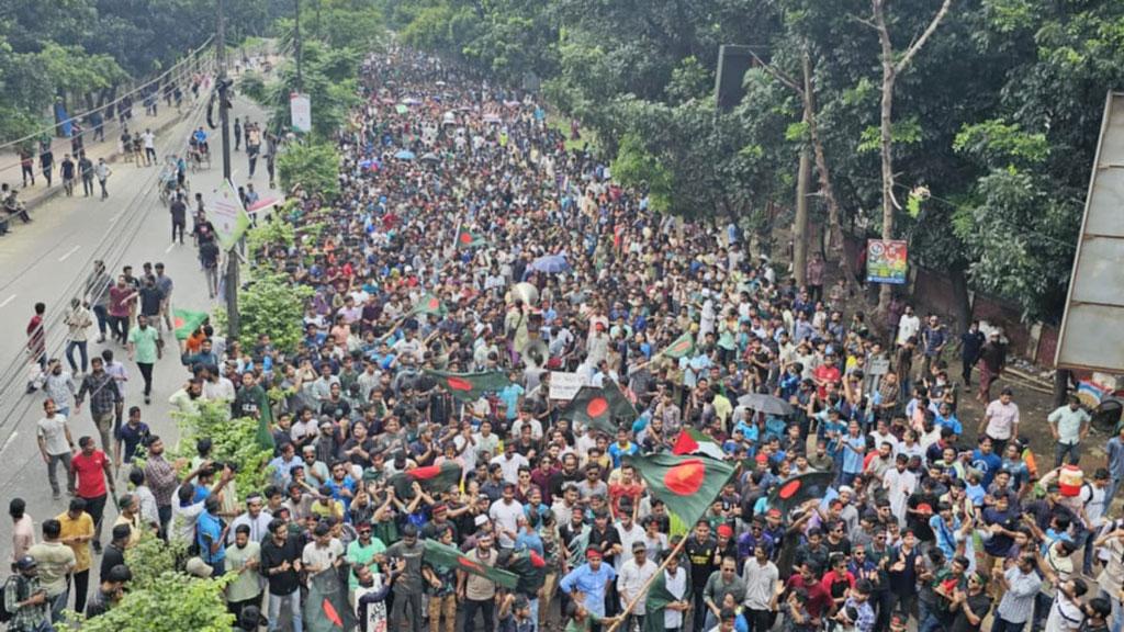 শিক্ষা ভবনের সামনে পুলিশের ব্যারিকেড ভেঙে এগোলেন কোটাবিরোধী শিক্ষার্থীরা