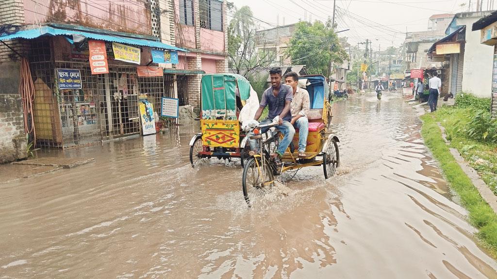 খাল ভরাট, ডুবে থাকে শহর