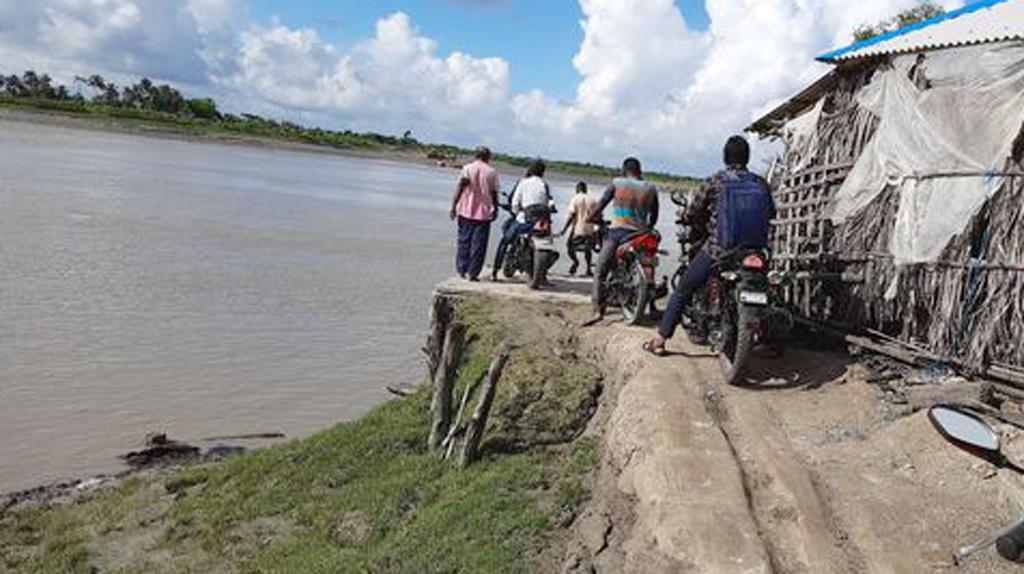 বেহাল খেয়াঘাটে মানুষের  ঝুঁকি নিয়ে পারাপার