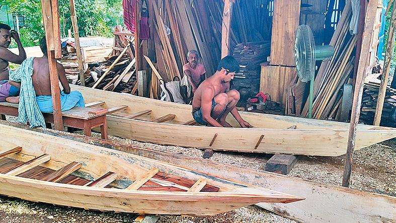 নবাবগঞ্জে নৌকা তৈরির ধুম আসছে বর্ষা, বাড়ছে চাহিদা