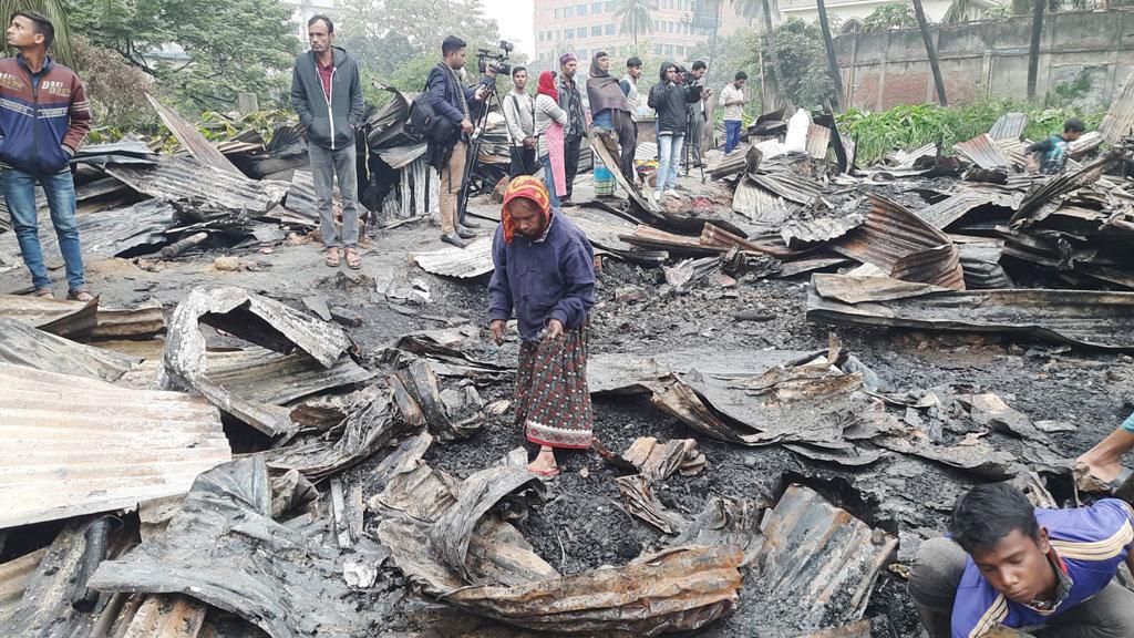 ঘুমন্ত সন্তানকে বাঁচাতে আগুনে ঝাঁপ দেন মা, এখন লড়ছেন মৃত্যুর সঙ্গে