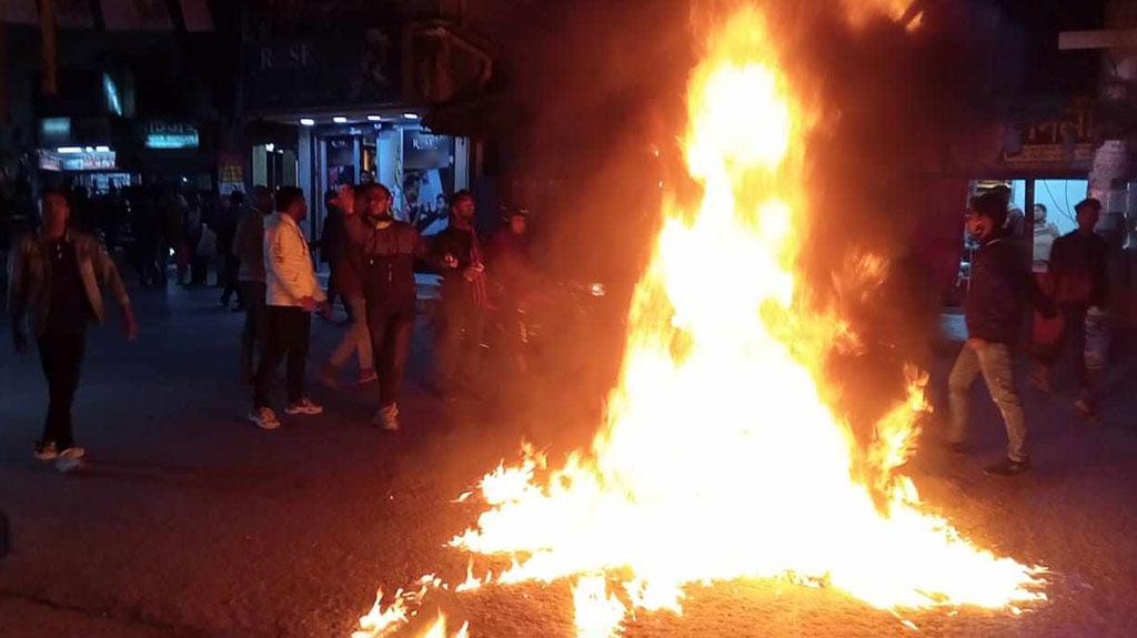 পটুয়াখালীতে হরতালের সমর্থনে সড়কে আগুন জ্বালিয়ে ছাত্রদলের বিক্ষোভ