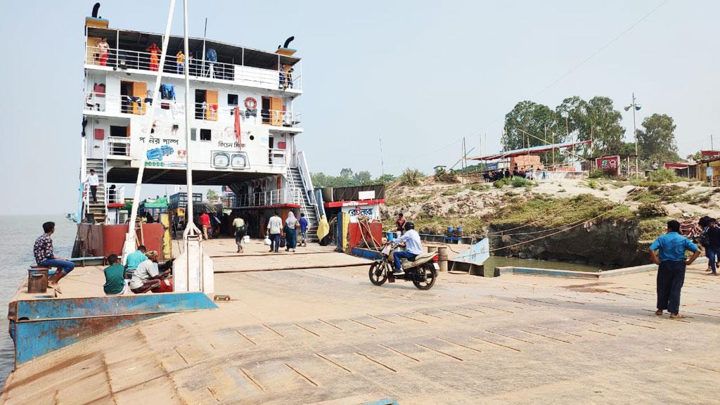 চাপ নেই আরিচা-পাটুরিয়া ঘাটে, যানবাহনের অপেক্ষায় ফেরি