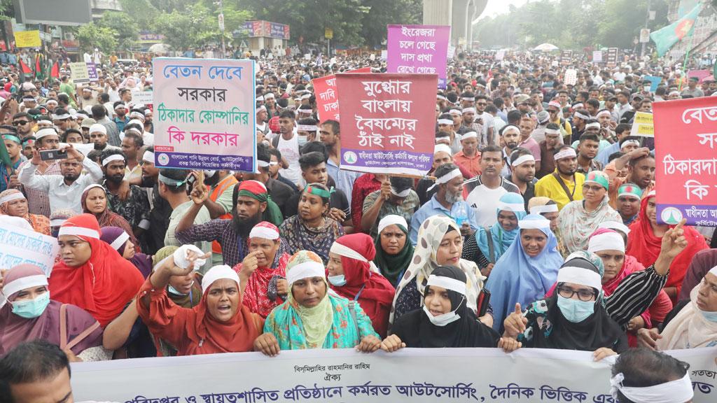 আউটসোর্সিং কর্মীদের রাস্তা অবরোধ, শাহবাগ এলাকায় তীব্র যানজট