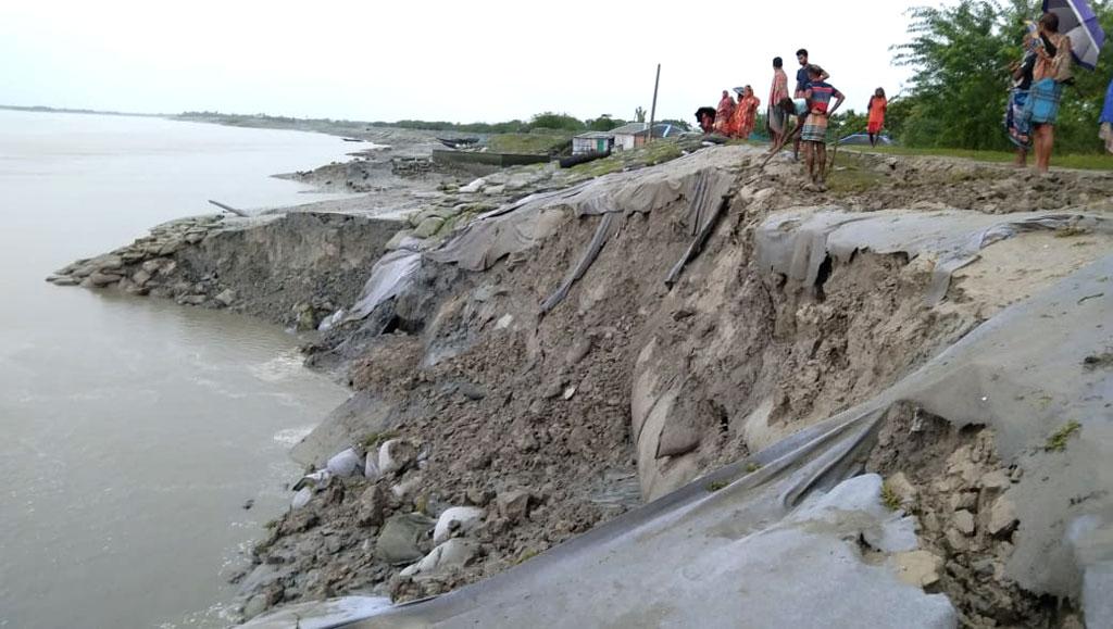 কয়রায় কপোতাক্ষ নদের বাঁধে ভাঙন, ক্ষতির শঙ্কায় এলাকাবাসী