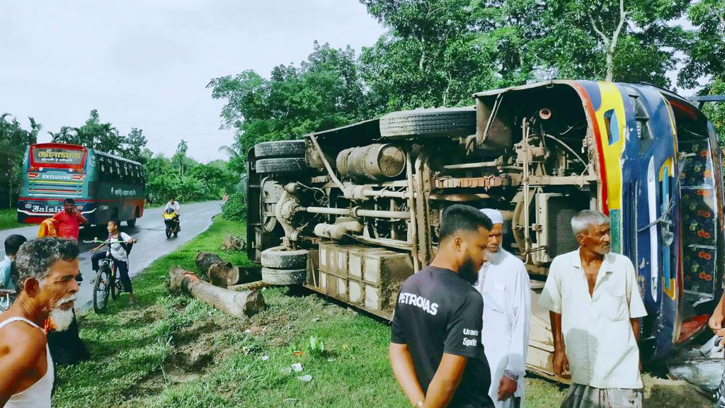 কিশোরগঞ্জে যাত্রীবাহী বাস উল্টে আহত ৮ 