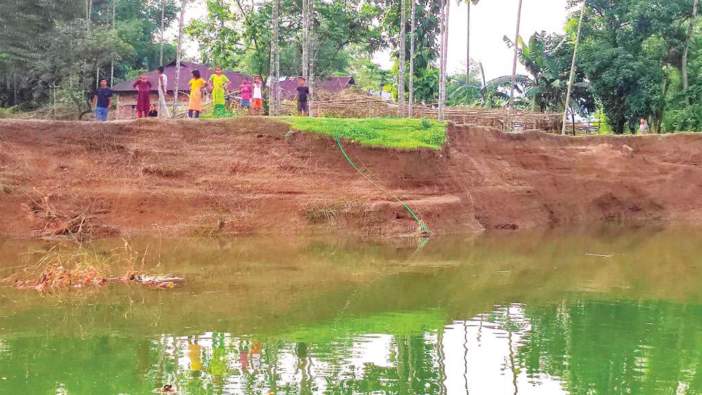 জমি বাড়ি সড়ক গিলছে নদী