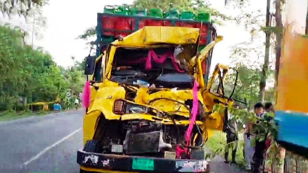 বাগেরহাটে কাভার্ড ভ্যানের পেছনে ট্রাকের ধাক্কা, নিহত ১ 