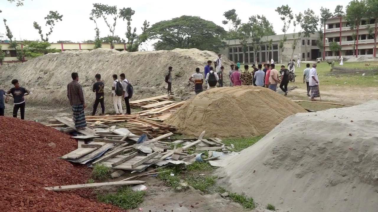 কর্তৃপক্ষ-শিক্ষার্থী মুখোমুখি বন্ধ ভবনের নির্মাণকাজ