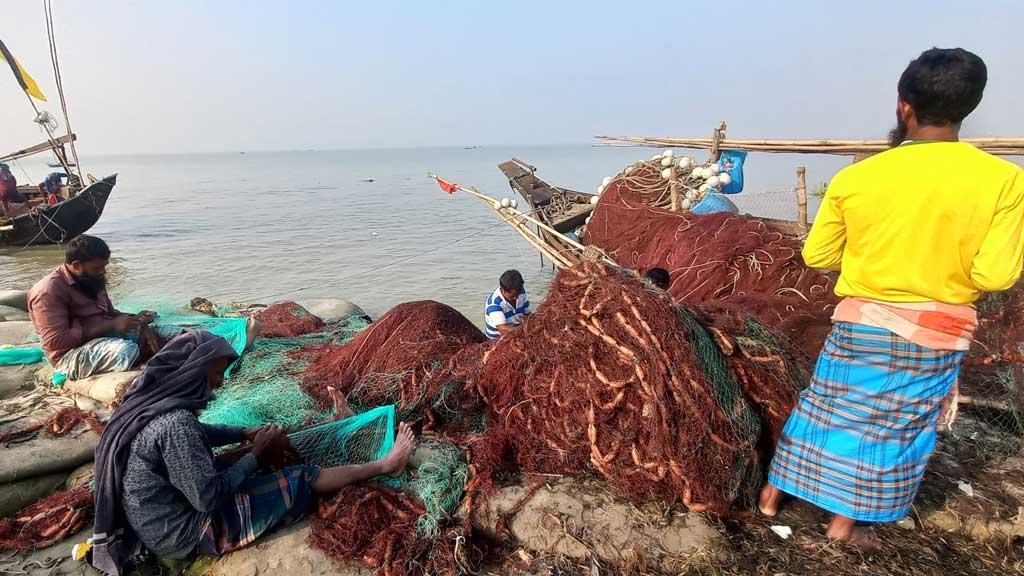 নিষেধাজ্ঞা শেষ আজ, পদ্মা-মেঘনায় ইলিশ ধরার প্রস্তুতি চাঁদপুরের জেলেদের