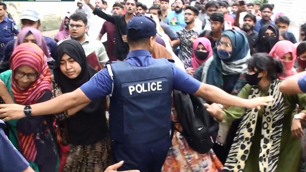 যশোরে শিক্ষার্থীদের বিক্ষোভে পুলিশের বাধা, আটক ৬ 