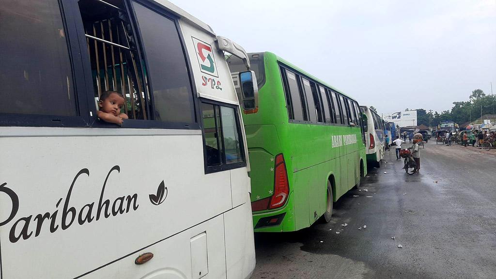 দৌলতদিয়া ঘাটে ঢাকামুখী যানবাহনের দীর্ঘ লাইন, ভোগান্তিতে চালক ও যাত্রীরা