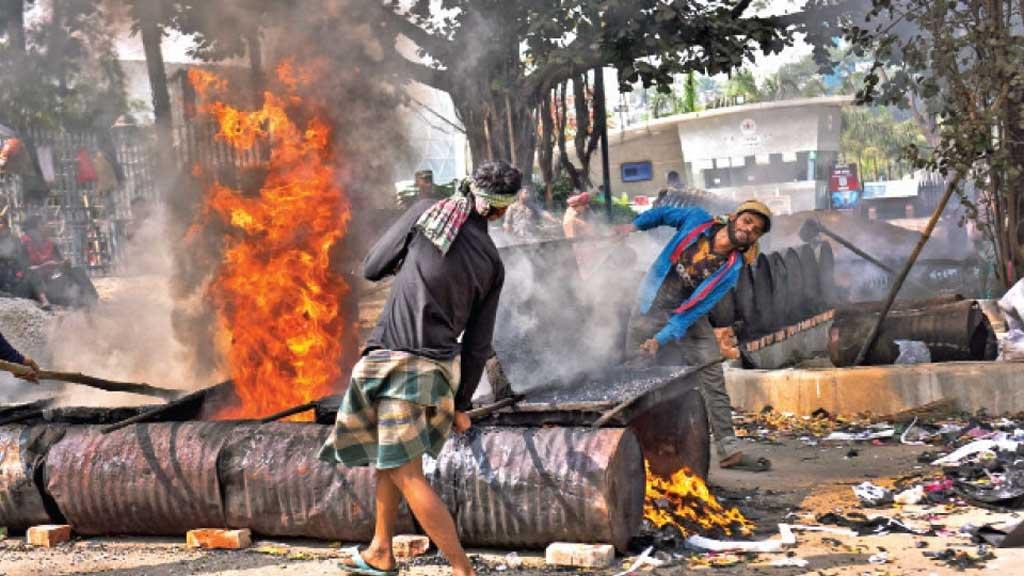 সড়ক কার্পেটিংয়ের সময় বিটুমিনের ড্রাম বিস্ফোরণে ছয়জন দগ্ধ