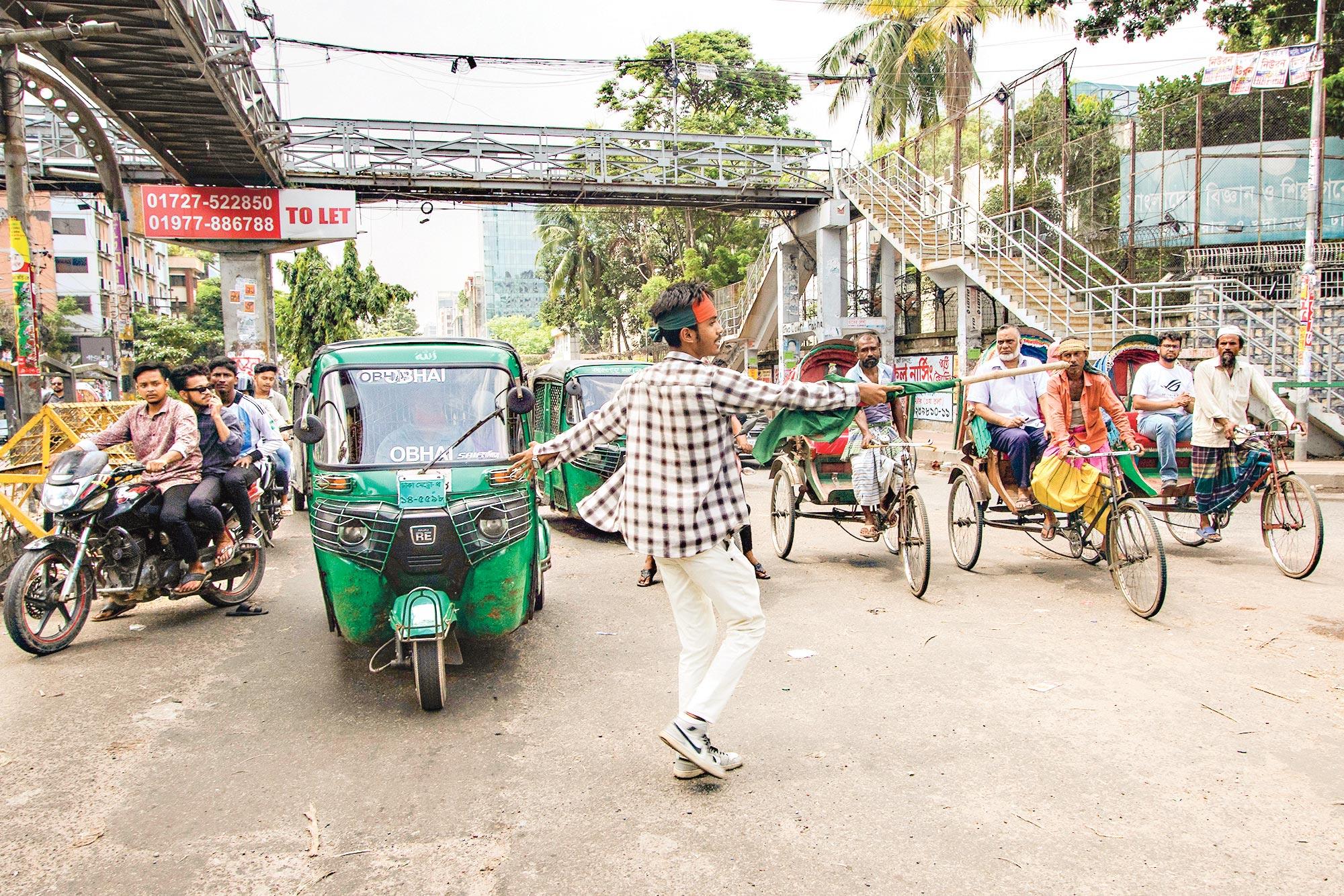 মোড়ে মোড়ে ‘শিক্ষার্থী’, শৃঙ্খলা ফিরেছে সড়কে