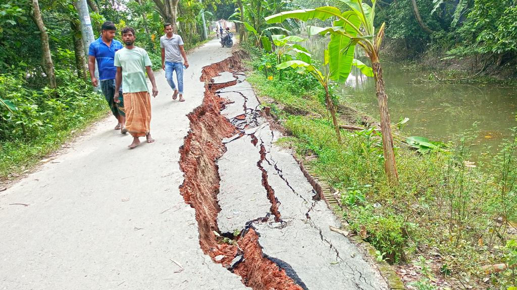 বছর না ঘুরতেই সড়ক ধসে গেল খালে, নির্মাণকাজে অনিয়মের অভিযোগ 