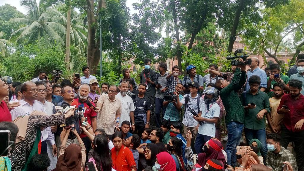 ‘মার্চ ফর জাস্টিস’: ঢাবি-বুয়েটের শিক্ষক-শিক্ষার্থীদের হাইকোর্ট এলাকায় আটকে দিল পুলিশ