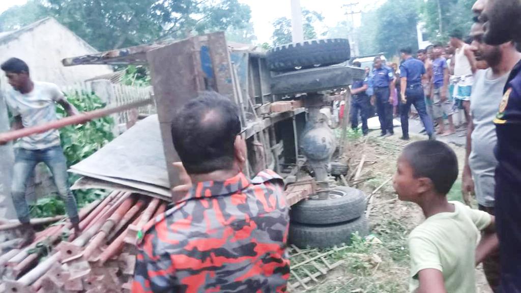 কালীগঞ্জে ট্রাক উল্টে যুবক নিহত, আহত ৪ 