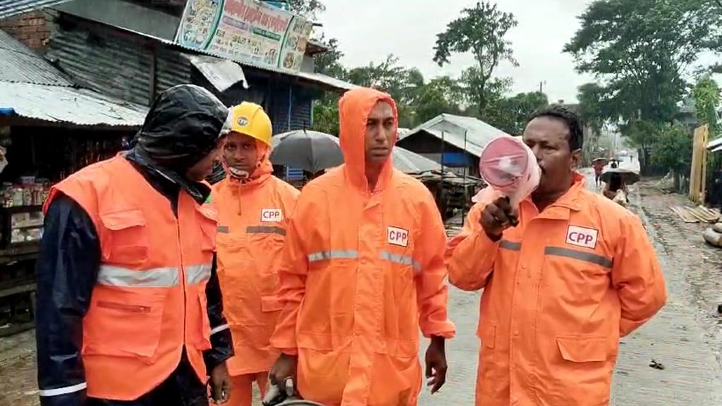 বিপদসংকেত নামলেও মোংলা বন্দরে পণ্য ওঠানামা বন্ধ