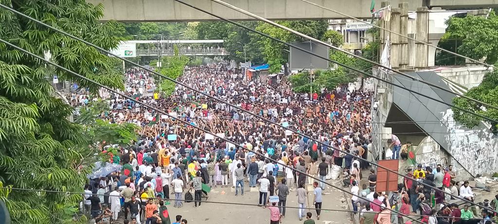 ৪ লাশ নিয়ে শহীদ মিনার-শাহবাগে বিক্ষোভ, পুলিশের গুলি